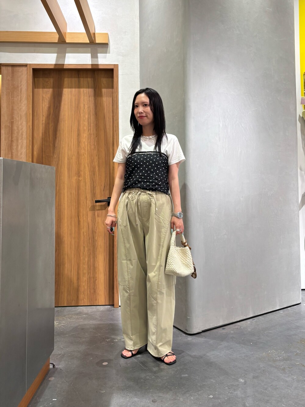 グリーン系のその他パンツ、ホワイト系のショルダーバッグ、ブラック系のバンダナ/スカーフを着用したレディースの夏コーディネートの4枚目の写真