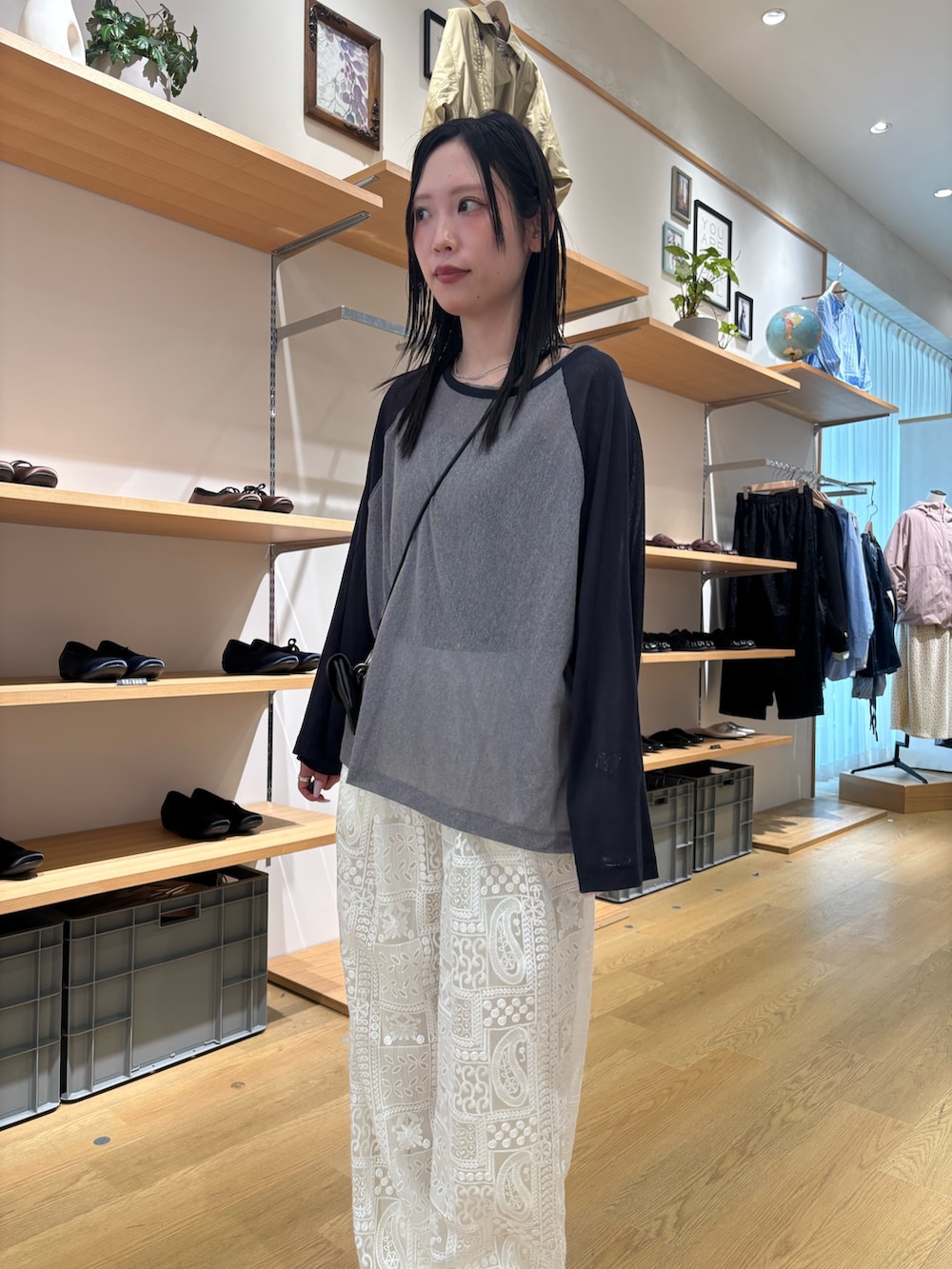 グレー系のTシャツ/カットソー、ホワイト系のその他パンツ、ブラック系のパンプスを着用したレディースの春コーディネートの4枚目の写真