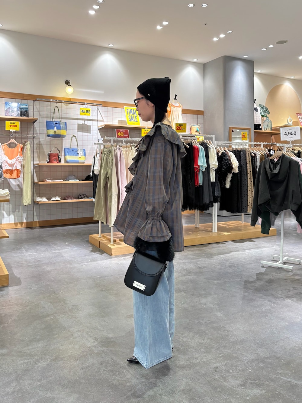 ブラウン系のシャツ/ブラウス、ブルー系のデニムパンツ、ブラック系のショルダーバッグを着用したレディースの秋コーディネートの2枚目の写真