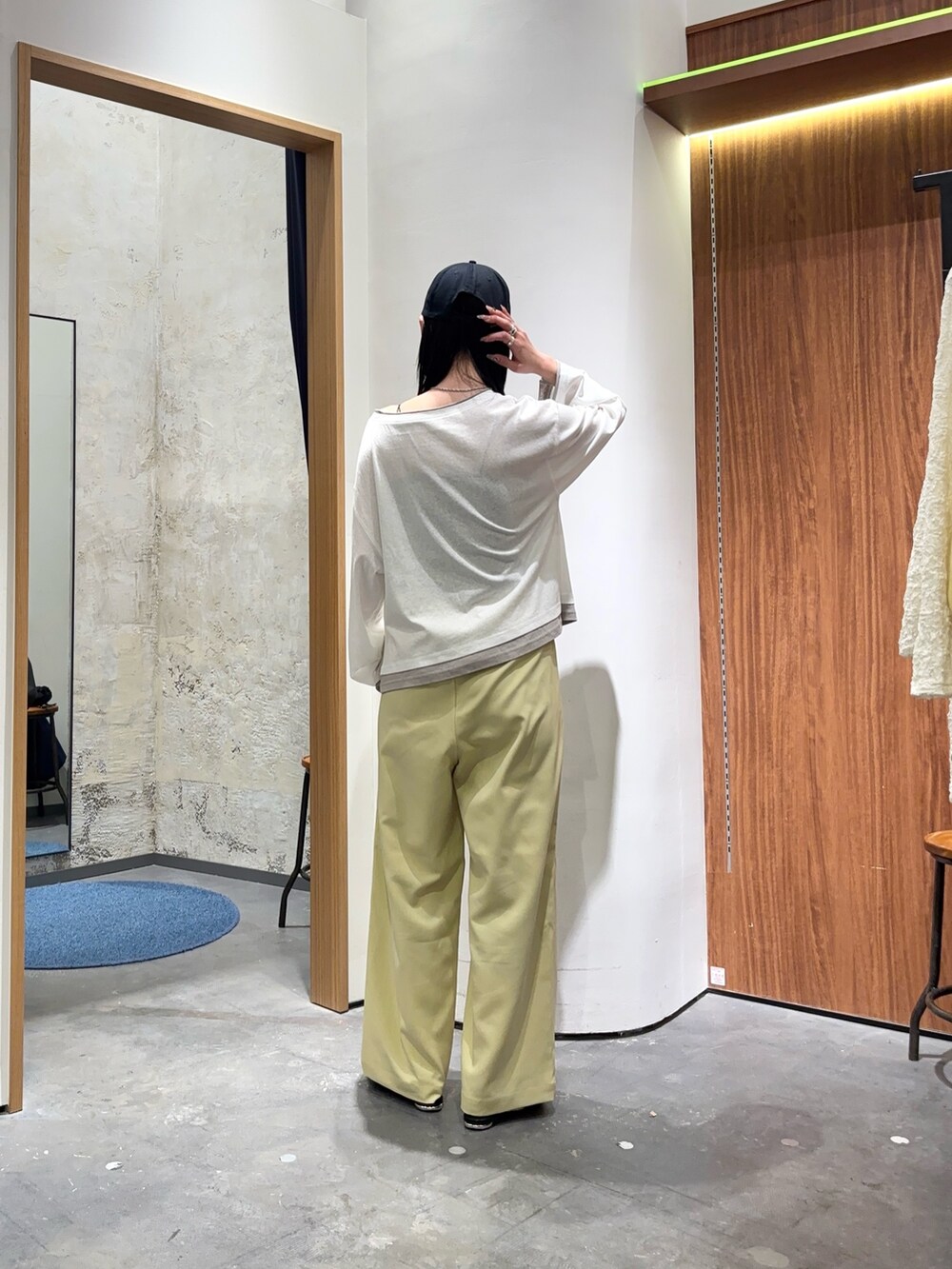 ホワイト系のTシャツ/カットソー、イエロー系のその他パンツを着用したレディースの春コーディネートの2枚目の写真