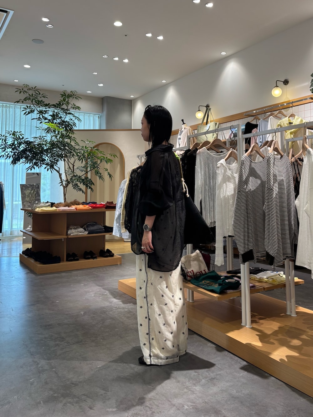 ブラック系のシャツ/ブラウス、ブラック系のその他パンツ、ブラック系のパンプスを着用したレディースの夏コーディネートの2枚目の写真