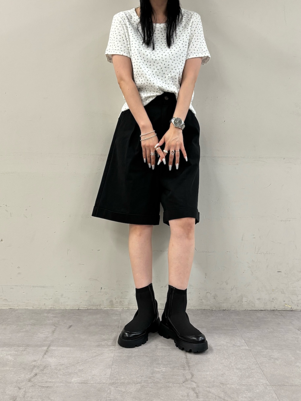 ホワイト系のTシャツ/カットソー、ブラック系のその他パンツを着用したレディースの夏コーディネートの3枚目の写真