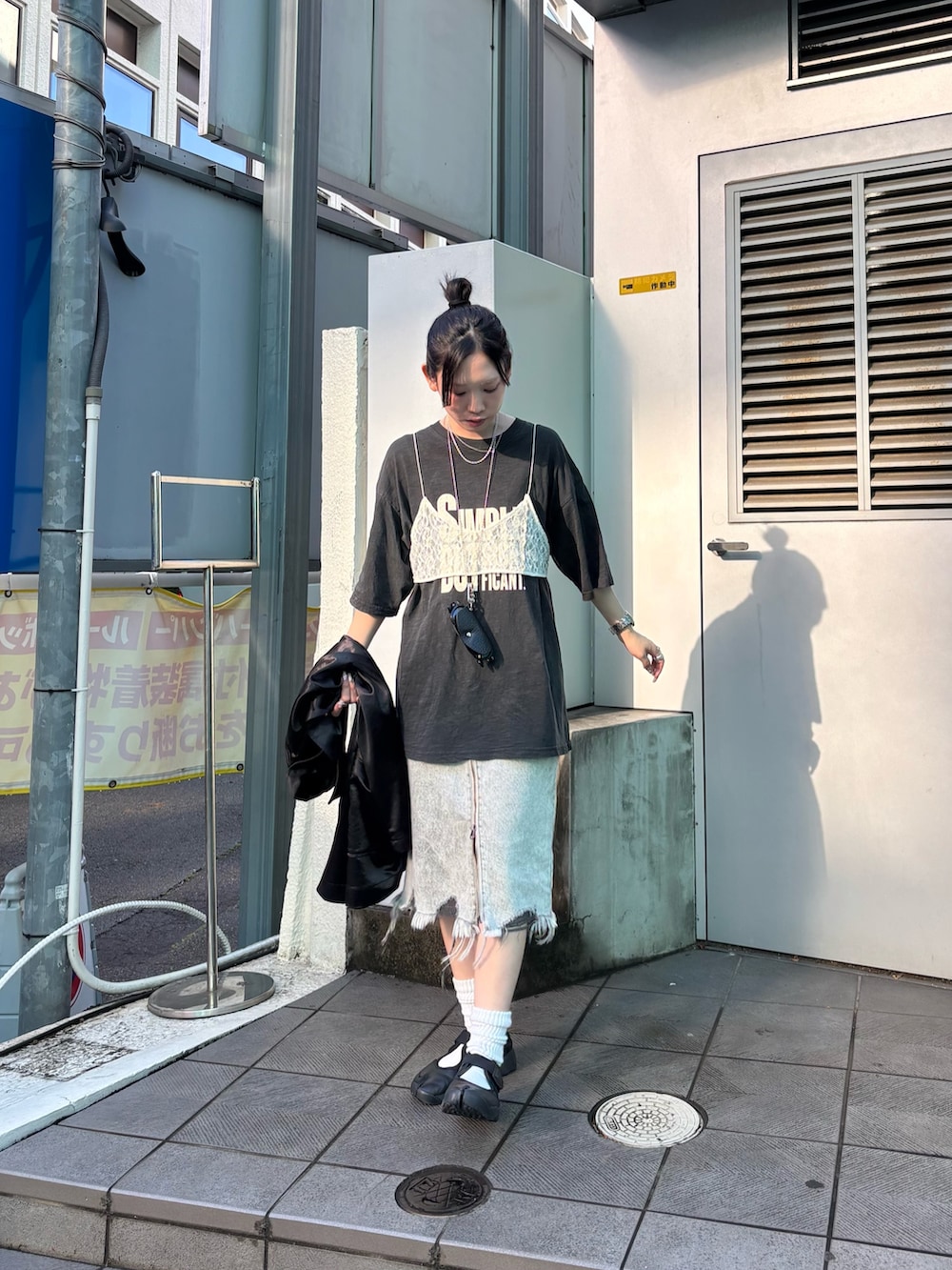 ブラック系のシャツ/ブラウス、ブラック系のTシャツ/カットソー、グレー系のTシャツ/カットソーを着用したレディースの春コーディネートの2枚目の写真