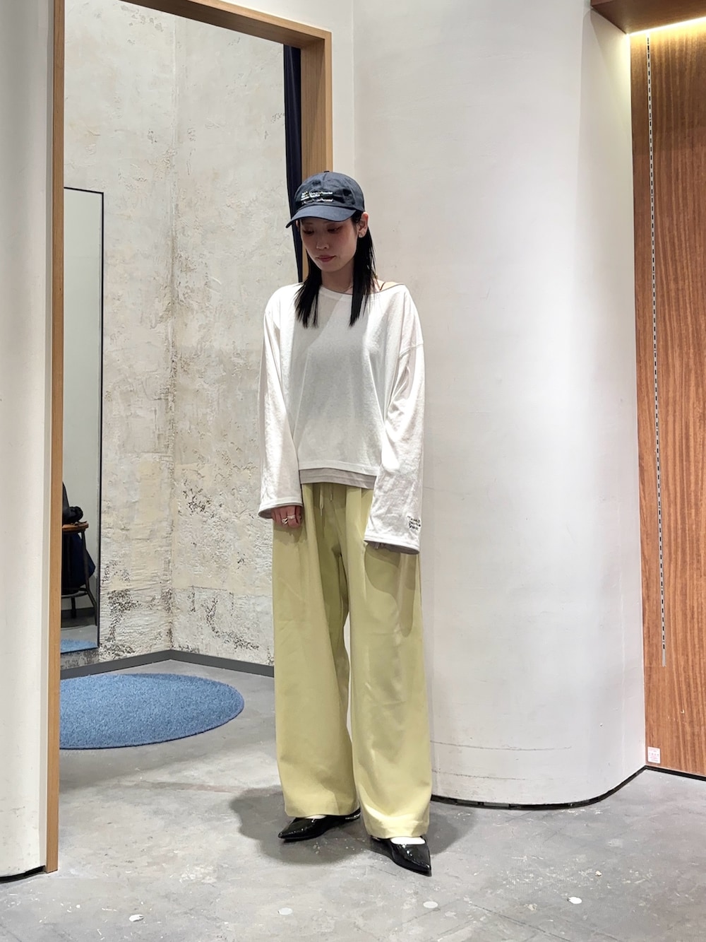 ホワイト系のTシャツ/カットソー、イエロー系のその他パンツを着用したレディースの春コーディネートの3枚目の写真