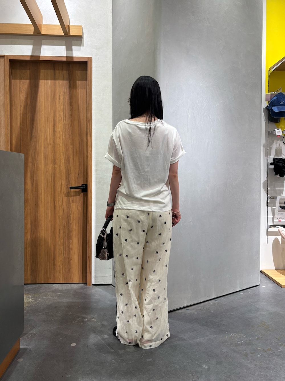 ホワイト系のTシャツ/カットソー、ホワイト系のその他パンツ、ブラック系のサンダルを着用したレディースの夏コーディネートの3枚目の写真