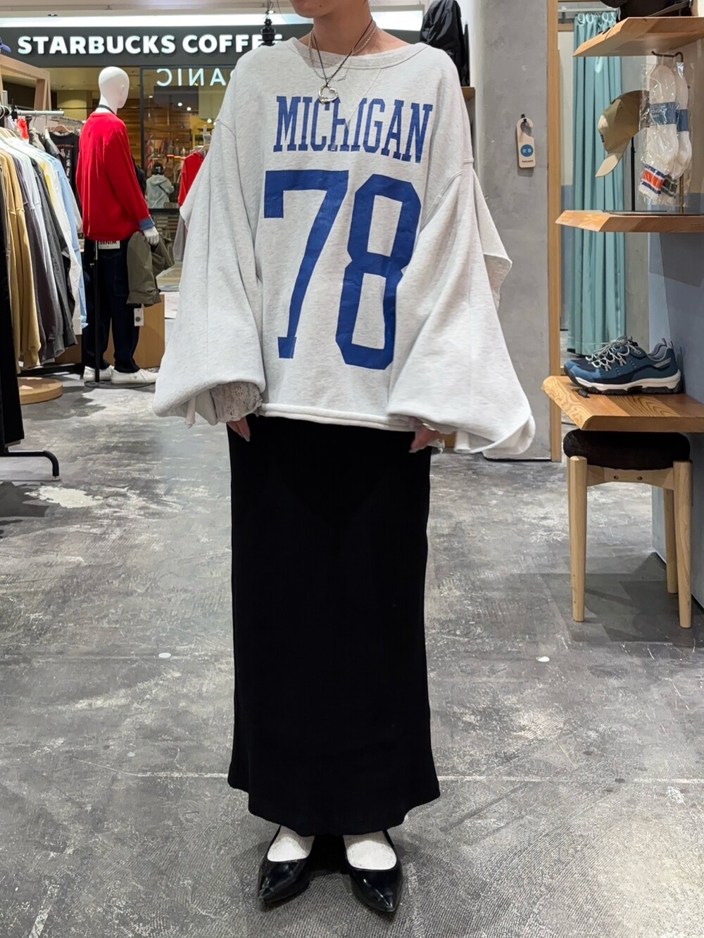 グレー系のTシャツ/カットソー、ブラック系のスカートを着用したレディースの春コーディネートの3枚目の写真