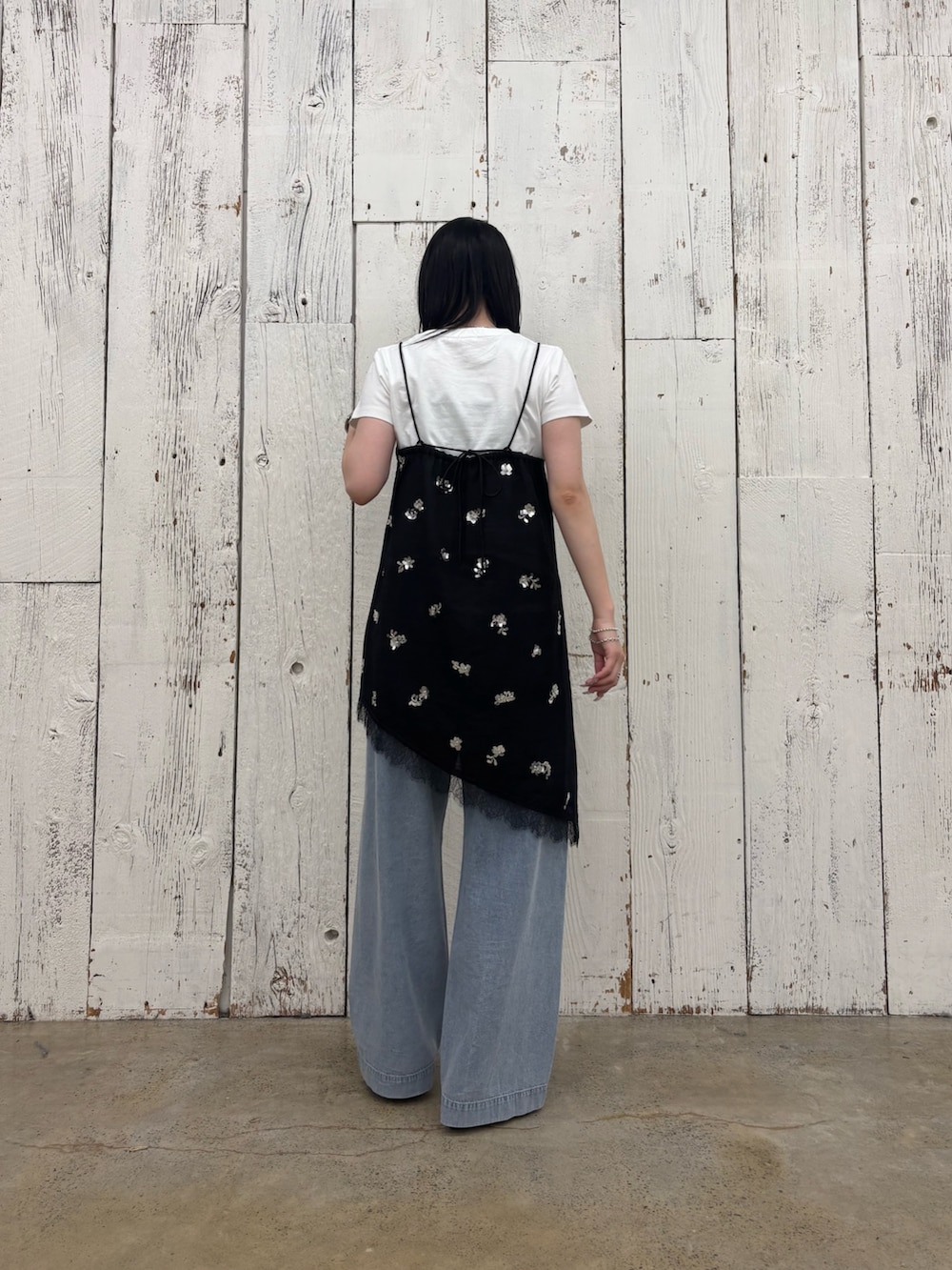 ブラック系のTシャツ/カットソー、ホワイト系のTシャツ/カットソー、ブルー系のデニムパンツを着用したレディースの春コーディネートの3枚目の写真