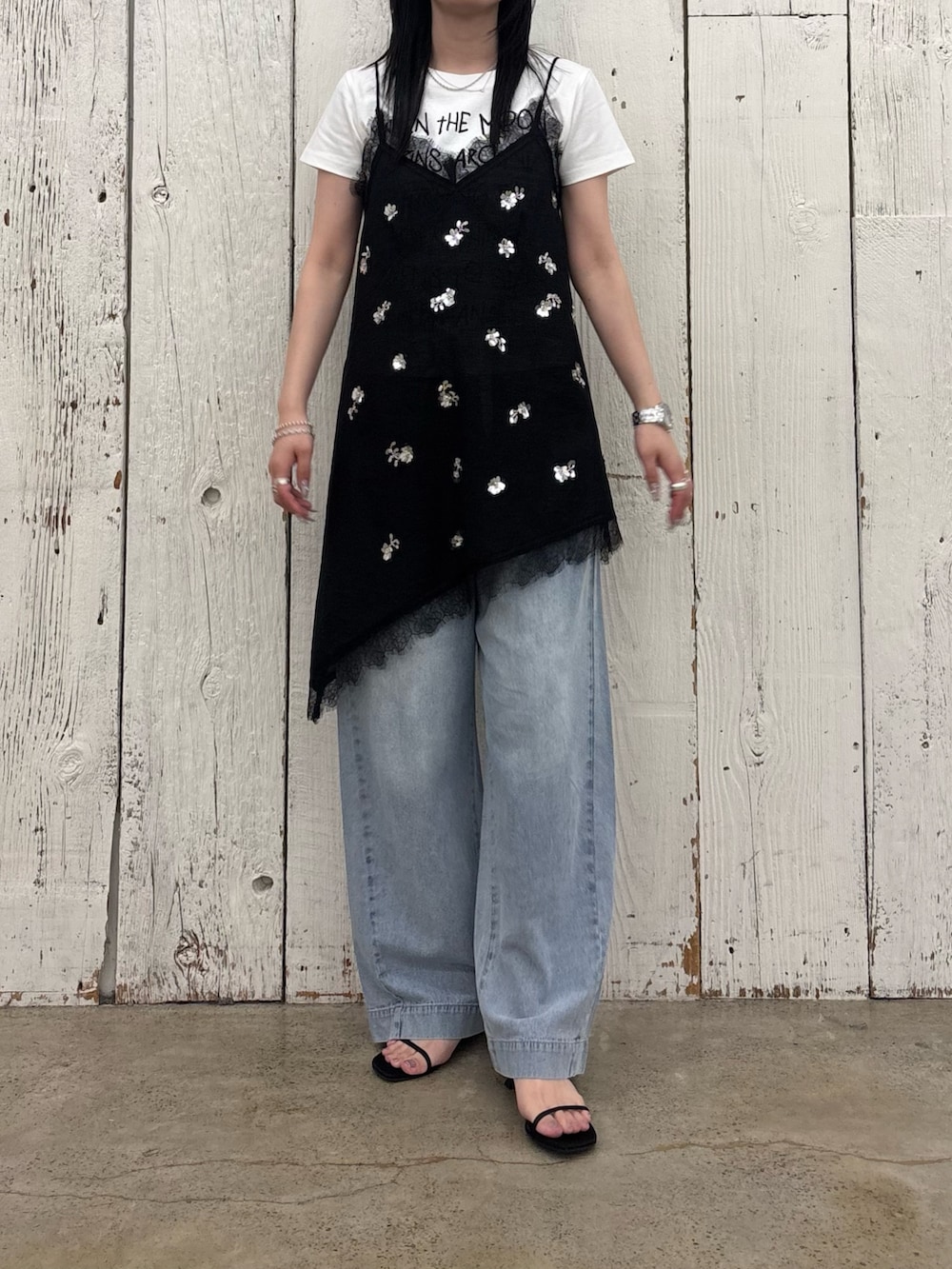 ブラック系のTシャツ/カットソー、ホワイト系のTシャツ/カットソー、ブルー系のデニムパンツを着用したレディースの春コーディネートの2枚目の写真