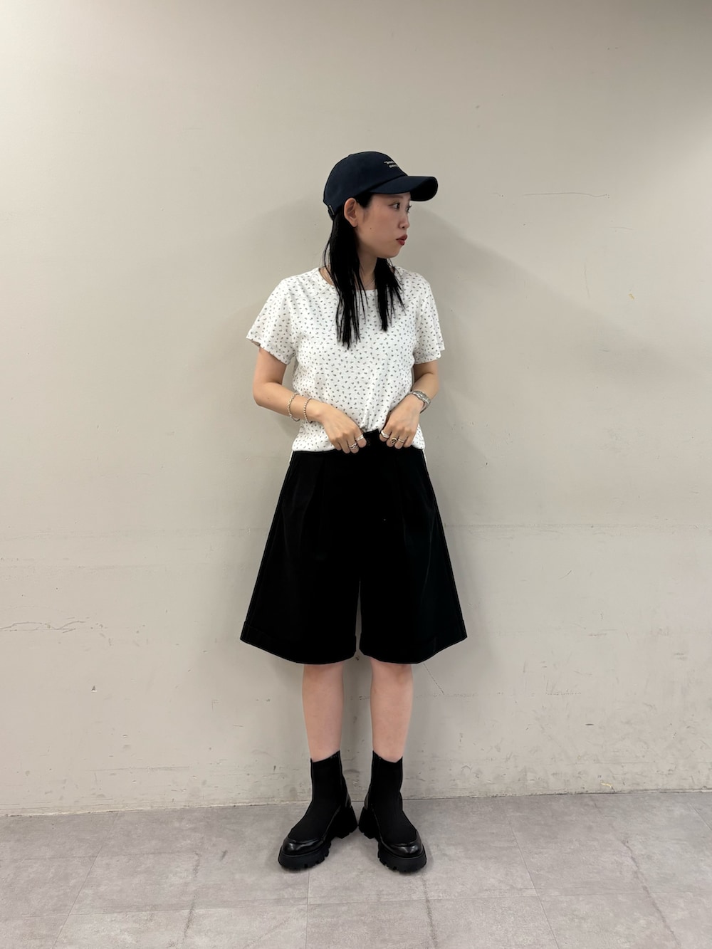 ホワイト系のTシャツ/カットソー、ブラック系のその他パンツを着用したレディースの夏コーディネートの2枚目の写真
