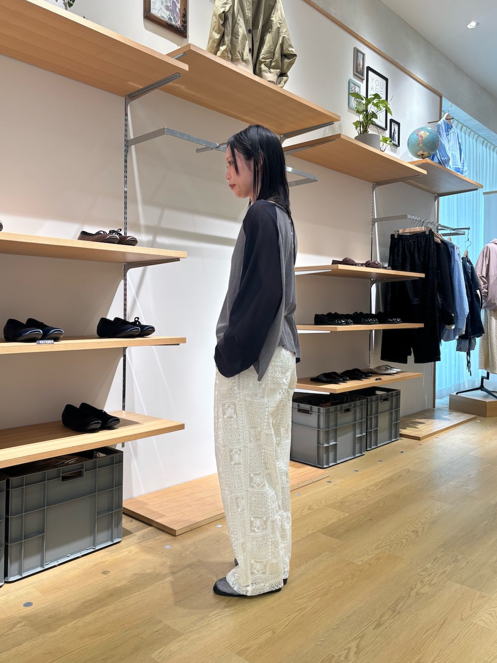 グレー系のTシャツ/カットソー、ホワイト系のその他パンツ、ブラック系のパンプスを着用したレディースの春コーディネートの2枚目の写真