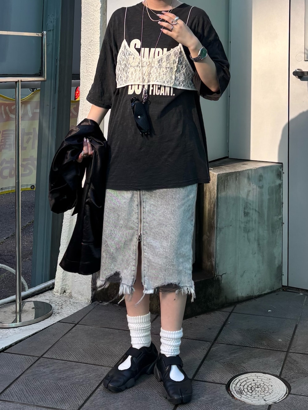 ブラック系のシャツ/ブラウス、ブラック系のTシャツ/カットソー、グレー系のTシャツ/カットソーを着用したレディースの春コーディネートの3枚目の写真