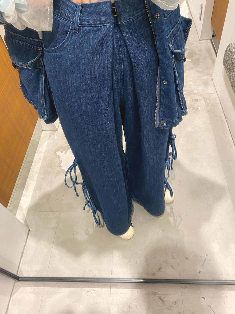 ブルー系のデニムジャケット、ブルー系のデニムパンツを着用したレディースの秋コーディネートの5枚目の写真