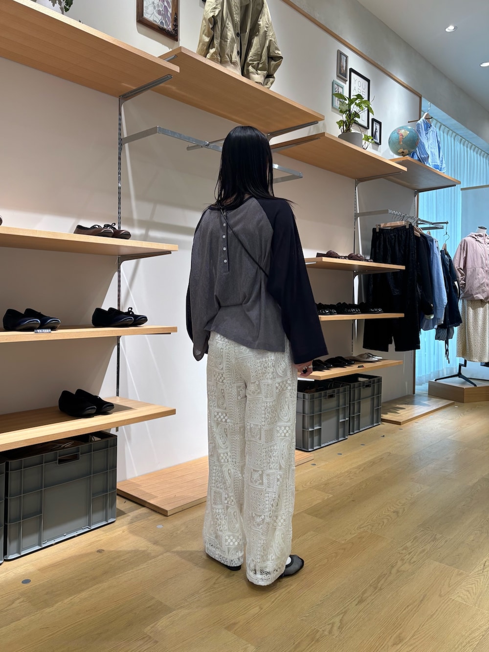 グレー系のTシャツ/カットソー、ホワイト系のその他パンツ、ブラック系のパンプスを着用したレディースの春コーディネートの3枚目の写真