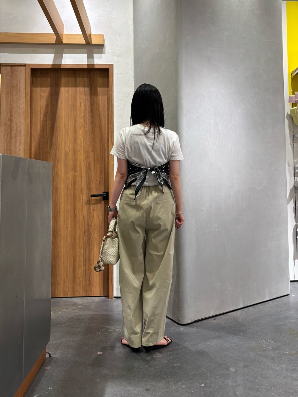 グリーン系のその他パンツ、ホワイト系のショルダーバッグ、ブラック系のバンダナ/スカーフを着用したレディースの夏コーディネートの2枚目の写真