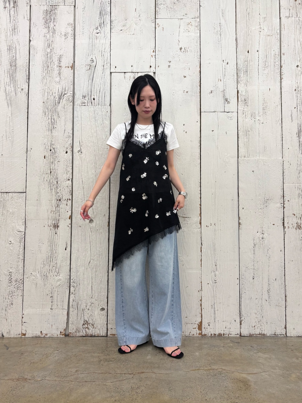 ブラック系のTシャツ/カットソー、ホワイト系のTシャツ/カットソー、ブルー系のデニムパンツを着用したレディースの春コーディネートの4枚目の写真