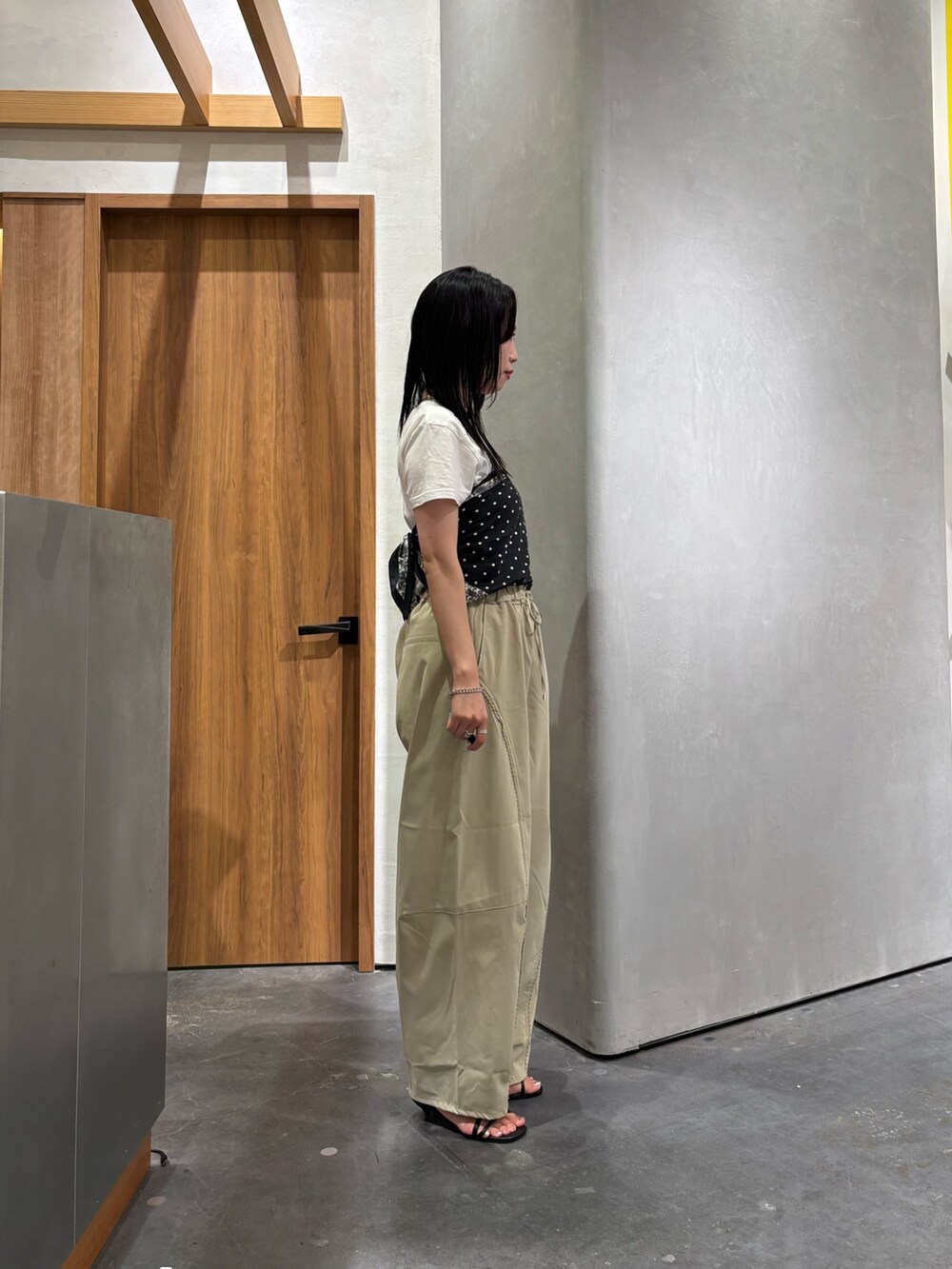 グリーン系のその他パンツ、ホワイト系のショルダーバッグ、ブラック系のバンダナ/スカーフを着用したレディースの夏コーディネートの3枚目の写真