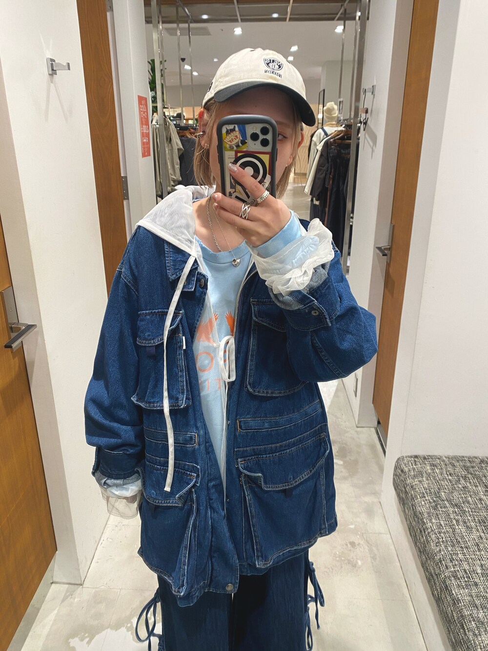 ブルー系のデニムジャケット、ブルー系のデニムパンツを着用したレディースの秋コーディネートの2枚目の写真