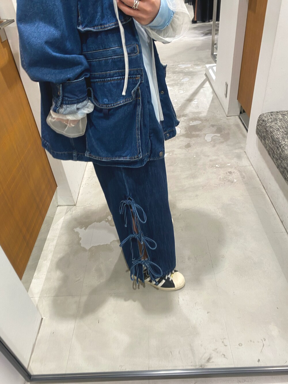 ブルー系のデニムジャケット、ブルー系のデニムパンツを着用したレディースの秋コーディネートの4枚目の写真