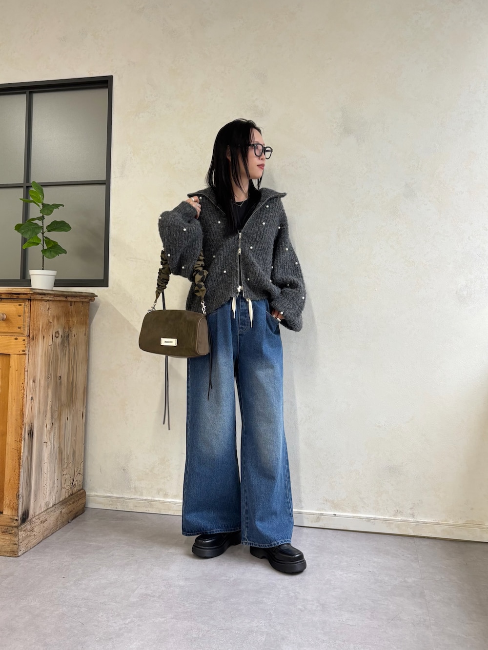 グレー系のカーディガン/ボレロ、ブルー系のデニムパンツ、ブラック系のその他シューズを着用したレディースの秋コーディネートの3枚目の写真