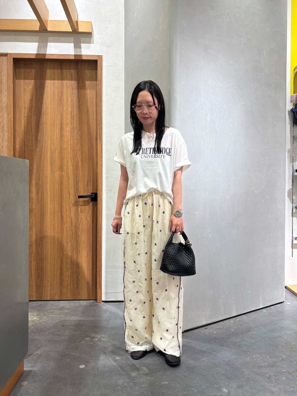 ホワイト系のTシャツ/カットソー、ホワイト系のその他パンツ、ブラック系のサンダルを着用したレディースの夏コーディネートの4枚目の写真
