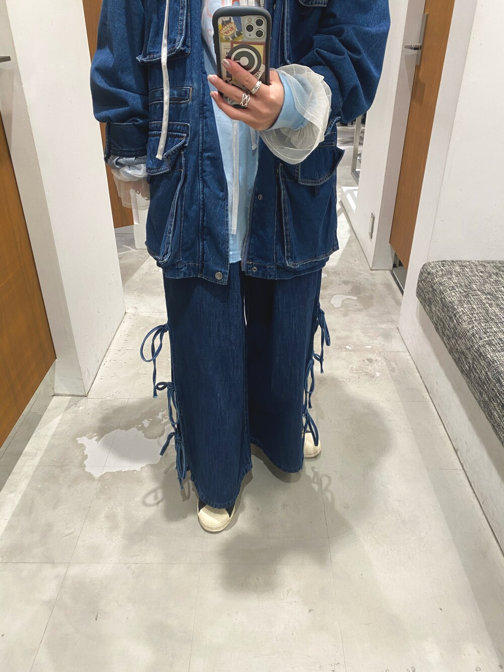 ブルー系のデニムジャケット、ブルー系のデニムパンツを着用したレディースの秋コーディネートの3枚目の写真