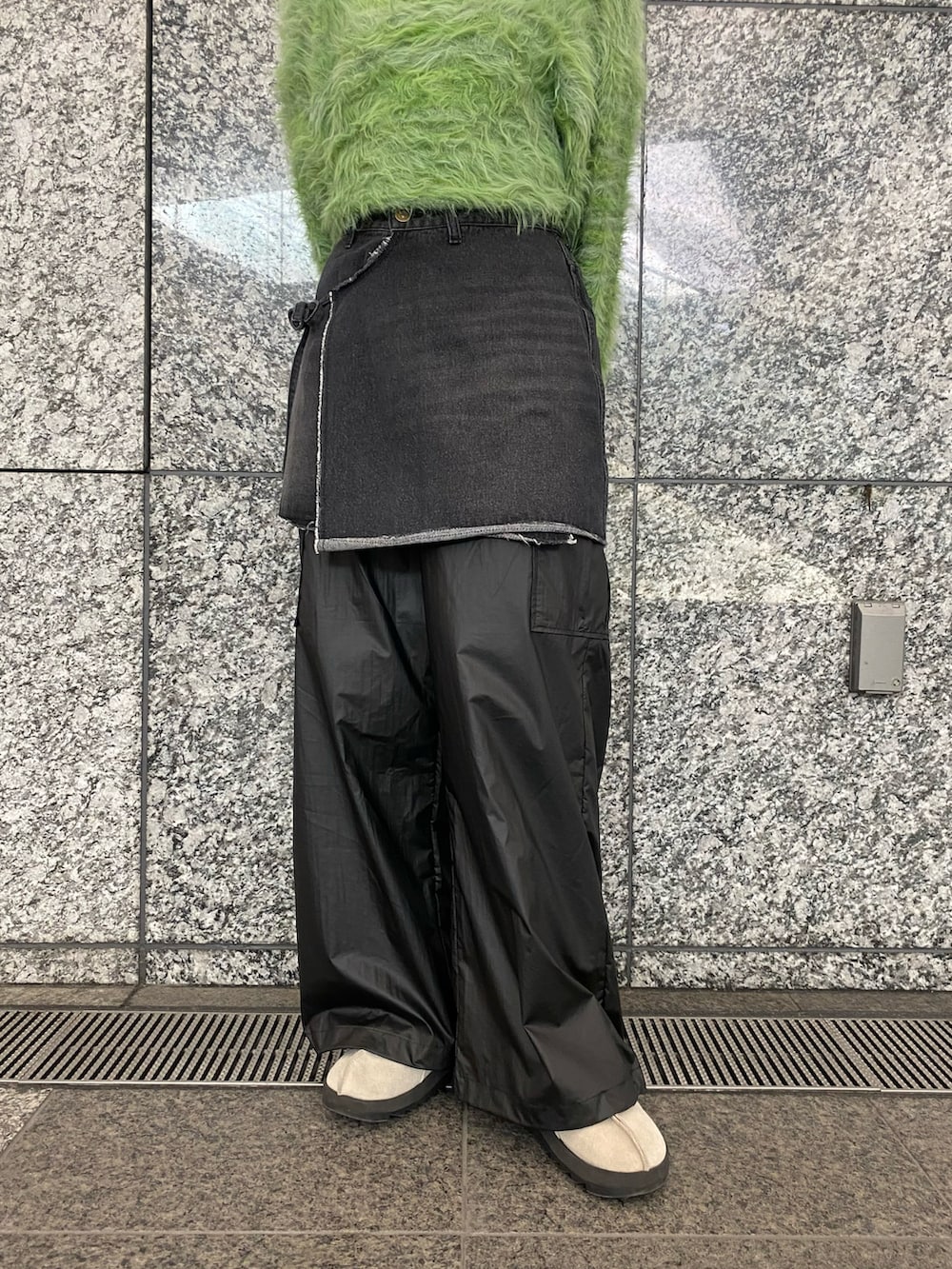 グリーン系のカーディガン/ボレロ、ブラック系のデニムスカート、ブラック系のカーゴパンツを着用したレディースの秋コーディネートの4枚目の写真