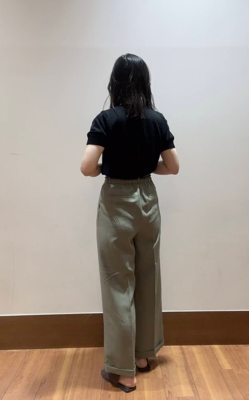 「アーバンリサーチ、URBANRESEARCH、シンプルコーデ、パンツスタイル、サマーニット、大人コーデ、items、スタッフスタイル、今日のコーデ、40代、パンツコーデ、黒髪コーデ」｜「ITEMS URBANRESEARCHのベルト付きパンツ（その他パンツ、グリーン系）」を使った、MAEDA KANAさん（レディース・163cm）の夏コーディネートの3枚目の写真
