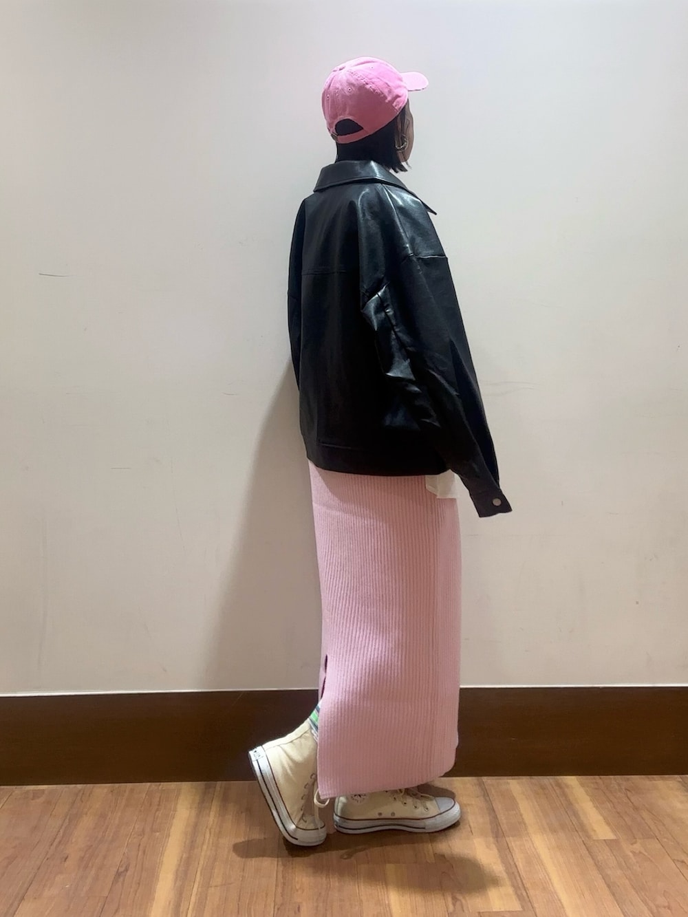 ブラック系のブルゾン、ホワイト系のシャツ/ブラウスを着用したレディースの春コーディネートの2枚目の写真