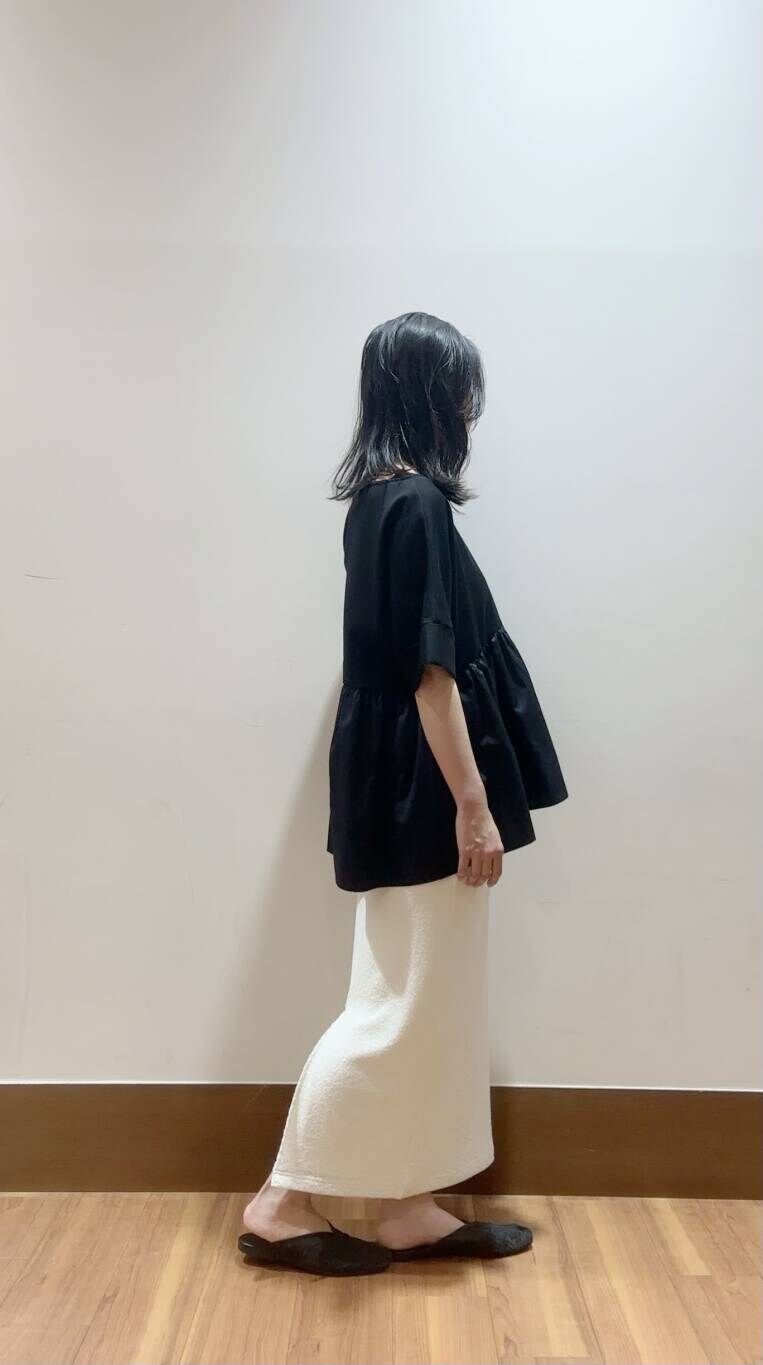 ブラック系のTシャツ/カットソー、ホワイト系のスカートを着用したレディースの夏コーディネートの2枚目の写真