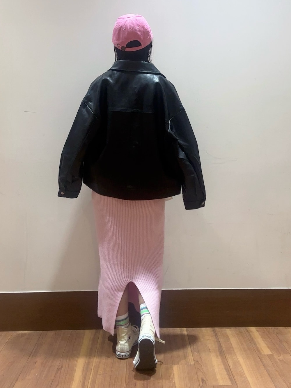 ブラック系のブルゾン、ホワイト系のシャツ/ブラウスを着用したレディースの春コーディネートの3枚目の写真