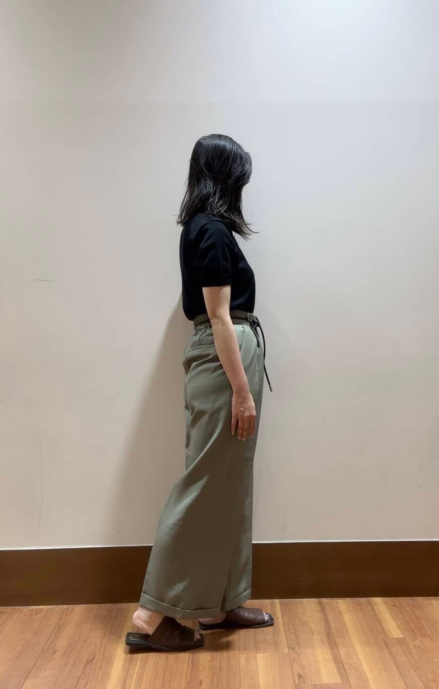「アーバンリサーチ、URBANRESEARCH、シンプルコーデ、パンツスタイル、サマーニット、大人コーデ、items、スタッフスタイル、今日のコーデ、40代、パンツコーデ、黒髪コーデ」｜「ITEMS URBANRESEARCHのベルト付きパンツ（その他パンツ、グリーン系）」を使った、MAEDA KANAさん（レディース・163cm）の夏コーディネートの2枚目の写真