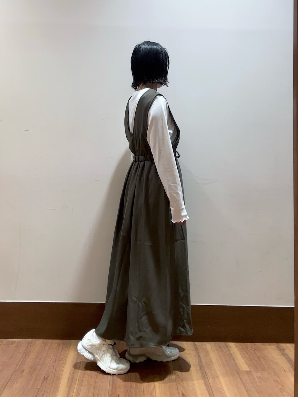 ブラウン系のワンピースを着用したレディースの春コーディネートの2枚目の写真