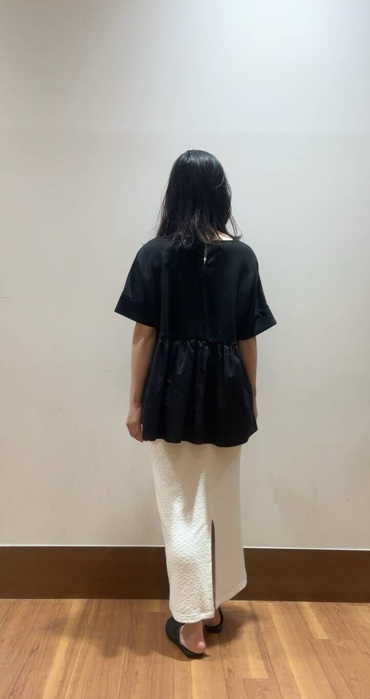 ブラック系のTシャツ/カットソー、ホワイト系のスカートを着用したレディースの夏コーディネートの3枚目の写真