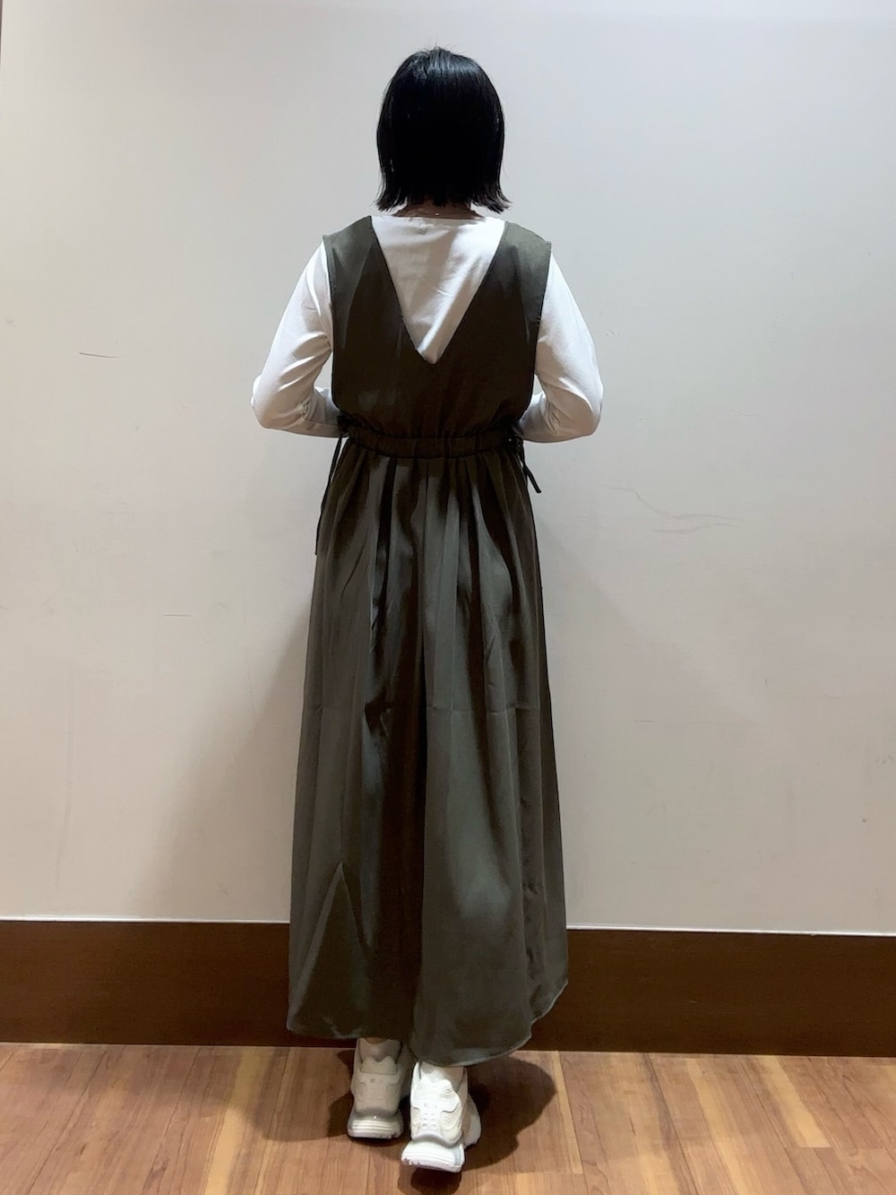 ブラウン系のワンピースを着用したレディースの春コーディネートの3枚目の写真