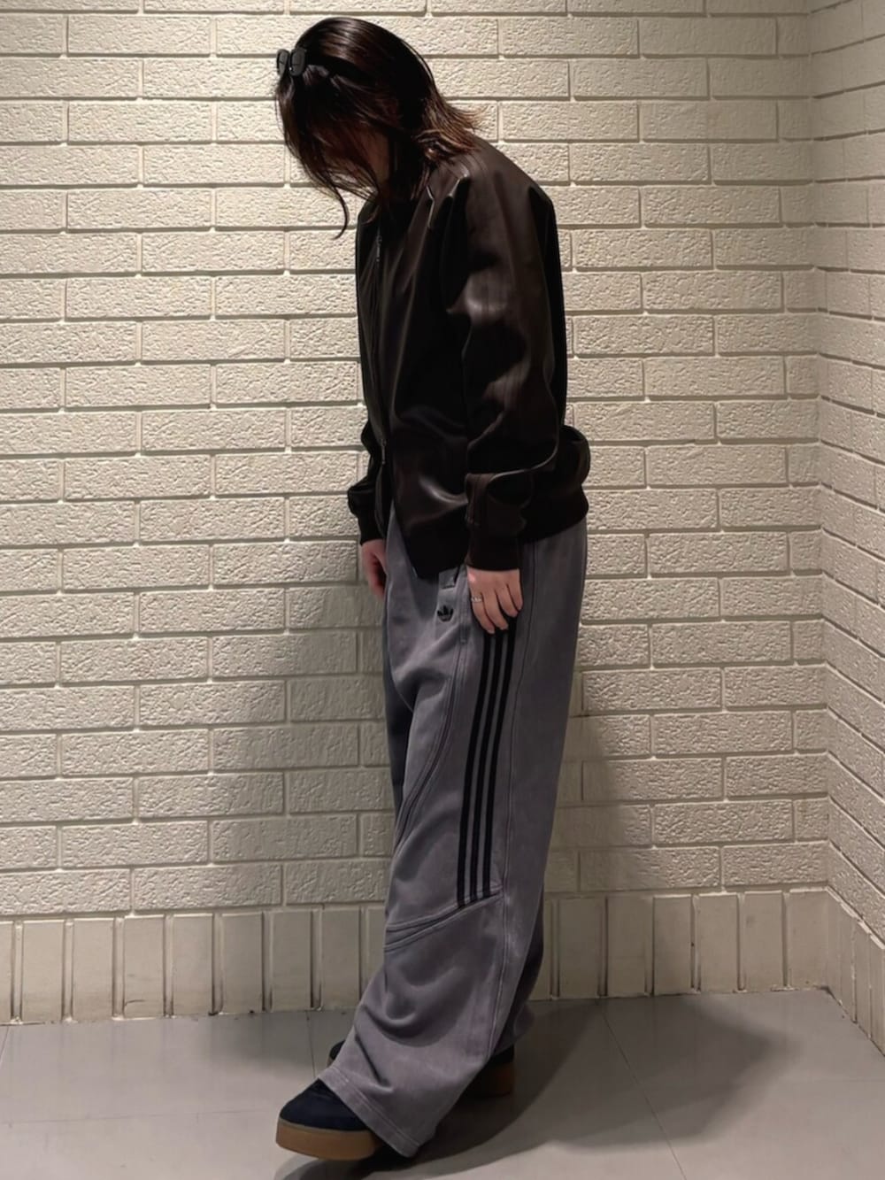 ブラウン系のジャージ、グレー系のその他パンツ、ブラック系のスニーカーを着用したレディースの冬コーディネートの2枚目の写真