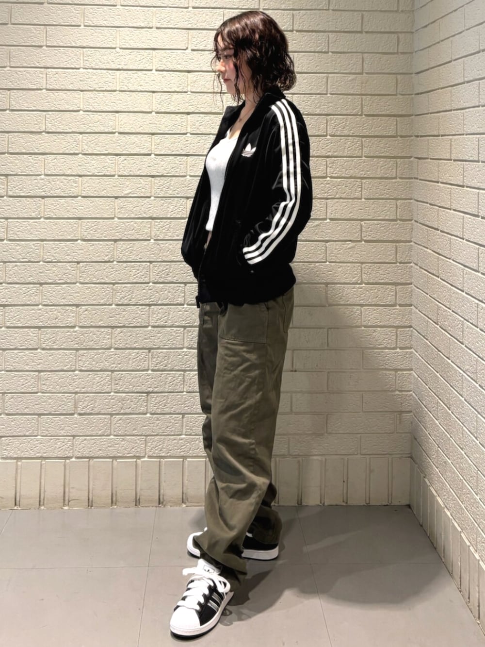 ブラック系のジャージ、ブラック系のスニーカーを着用したレディースの夏コーディネートの2枚目の写真