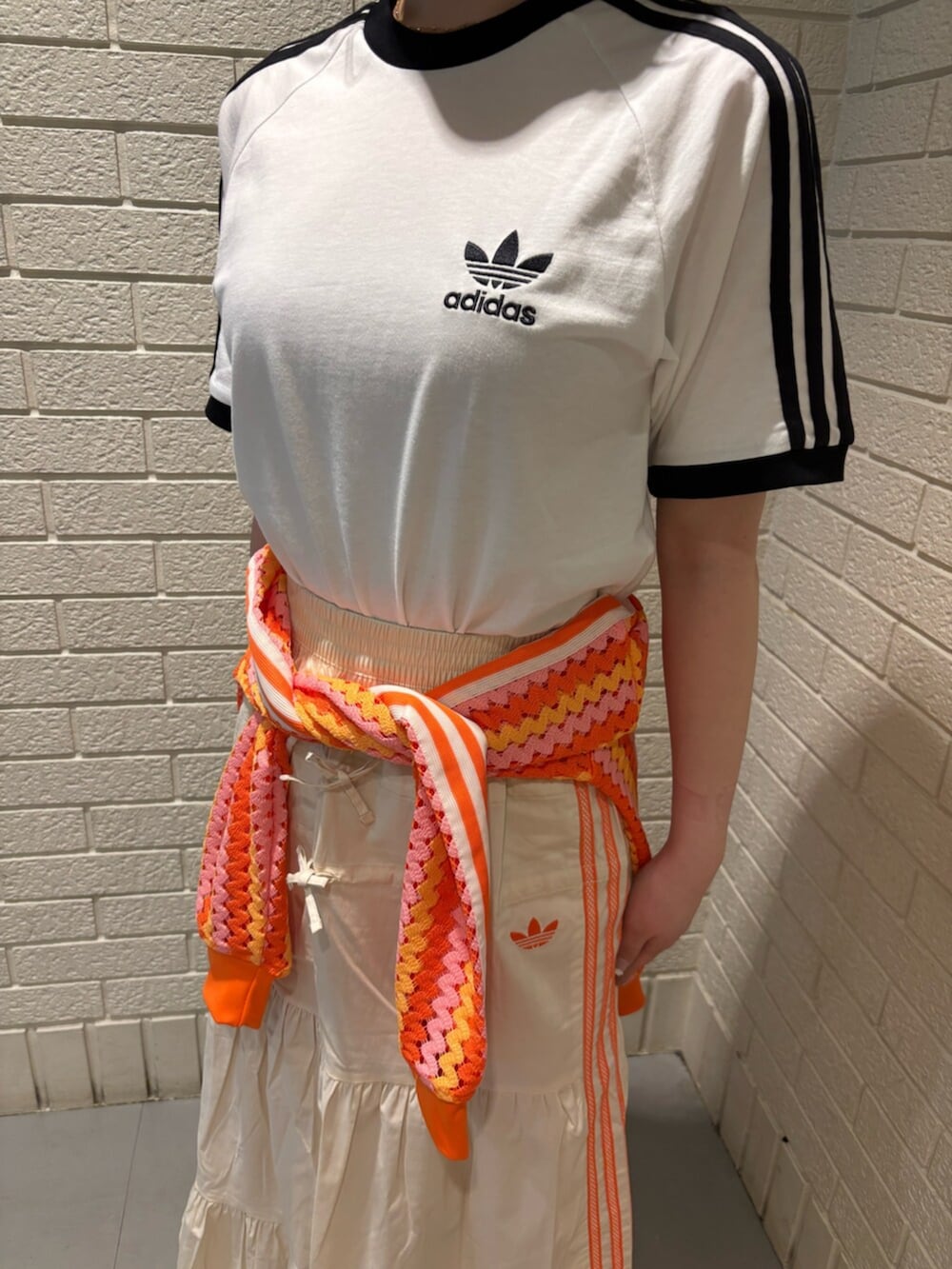 ホワイト系のTシャツ/カットソー、ホワイト系のスカート、ホワイト系のシューズを着用したレディースの春コーディネートの3枚目の写真