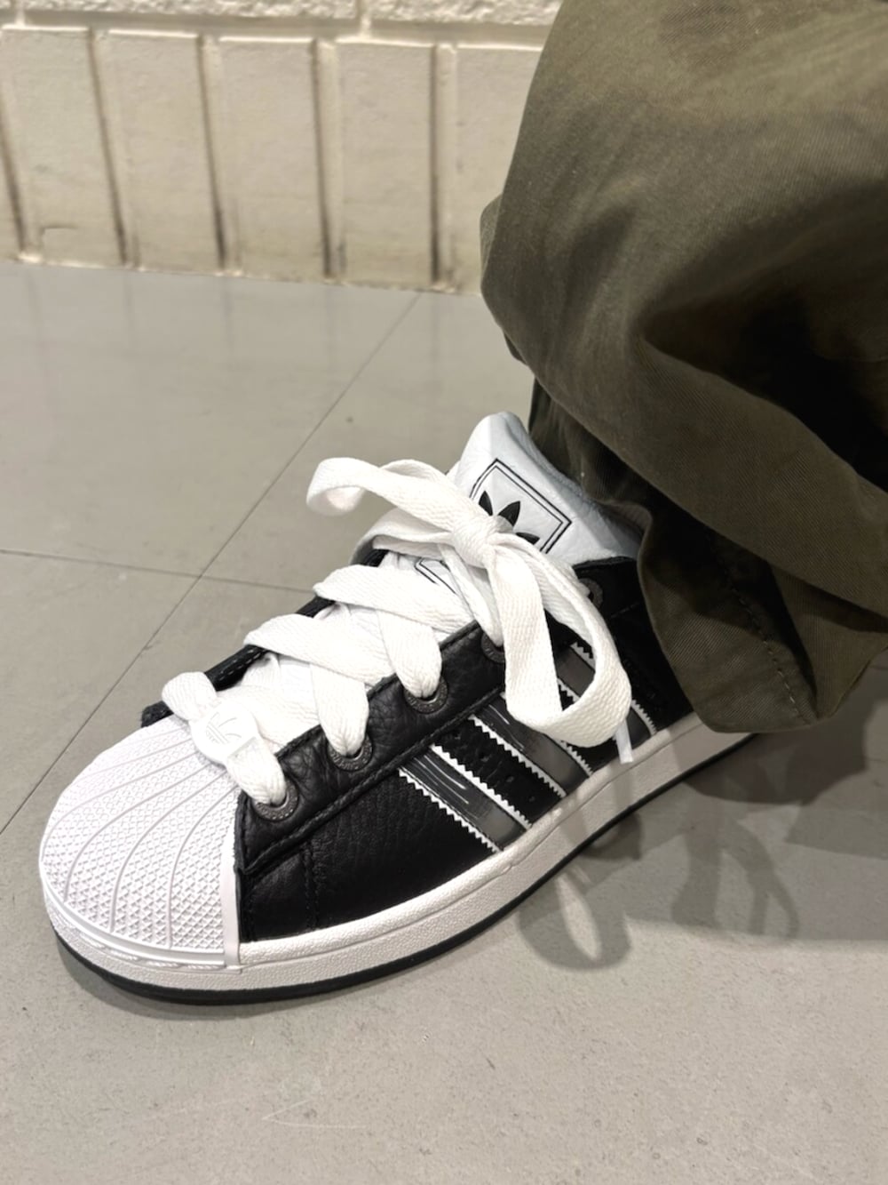 ブラック系のジャージ、ブラック系のスニーカーを着用したレディースの夏コーディネートの4枚目の写真