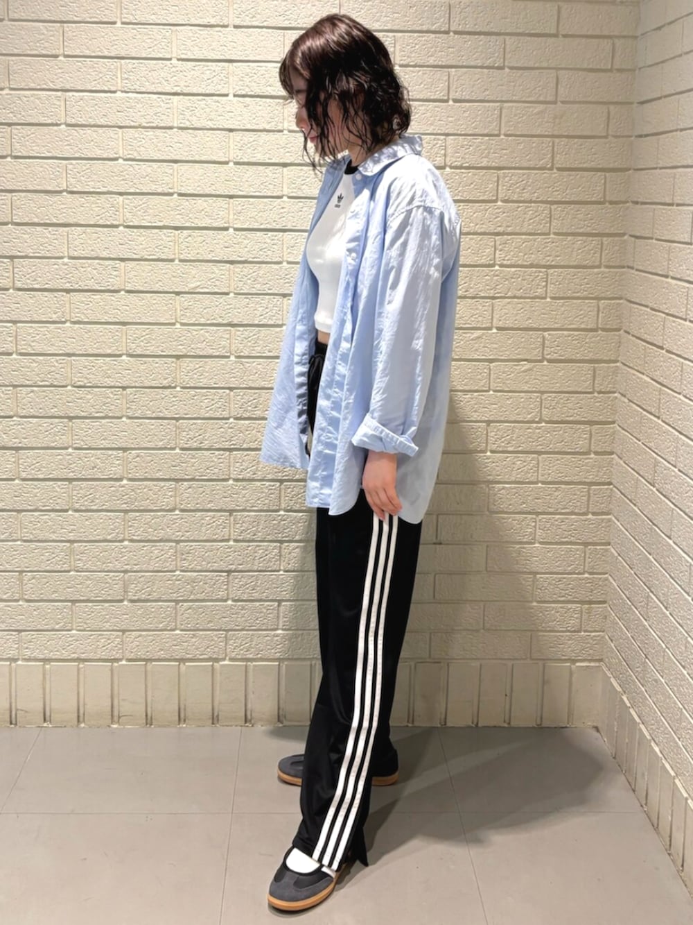 「adidas、adidas originals、アディダス、アディダスオリジナルス、サンバ、スリーストライプス、クロップドトップス」｜「adidasのスリーストライプス 半袖ベビーTシャツ / アディダスオリジナルス adidas Originals（Tシャツ/カットソー、ホワイト系）」を使った、Yuzuさん（レディース・155cm）の夏コーディネートの2枚目の写真