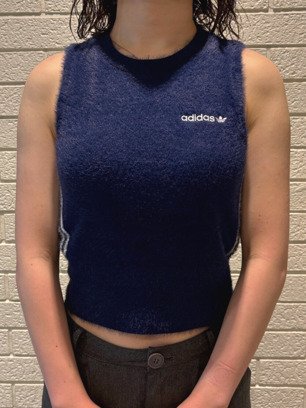 ブラック系のショルダーバッグ、レッド系のスニーカー、ブルー系のジャケット/アウターを着用したレディースの夏コーディネートの3枚目の写真