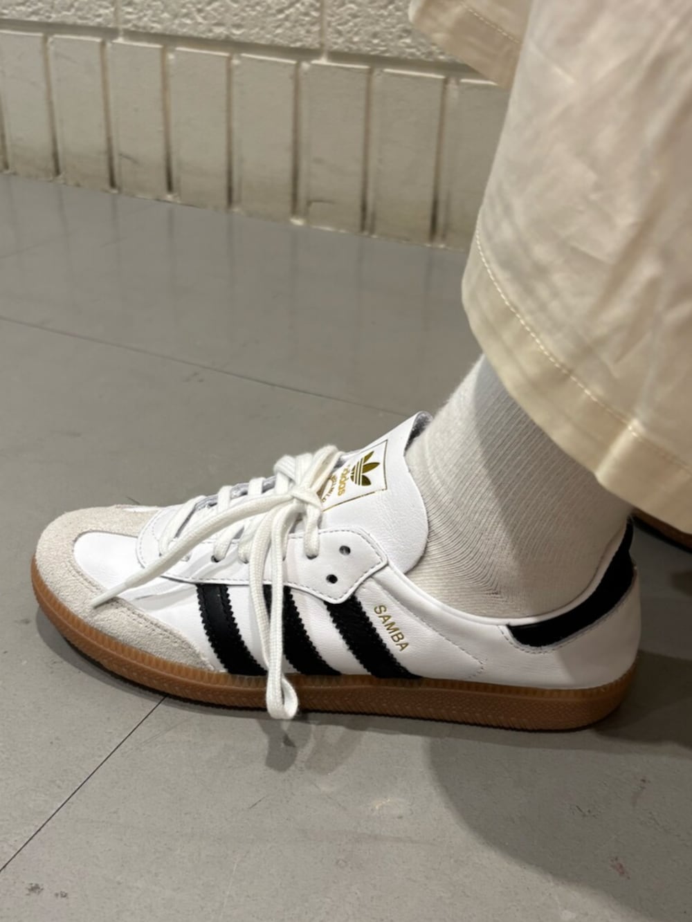 ホワイト系のTシャツ/カットソー、ホワイト系のスカート、ホワイト系のシューズを着用したレディースの春コーディネートの4枚目の写真