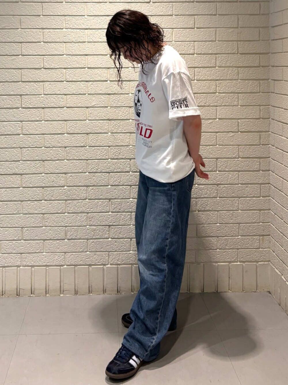 ホワイト系のトップス、ブルー系のスニーカーを着用したレディースの夏コーディネートの2枚目の写真