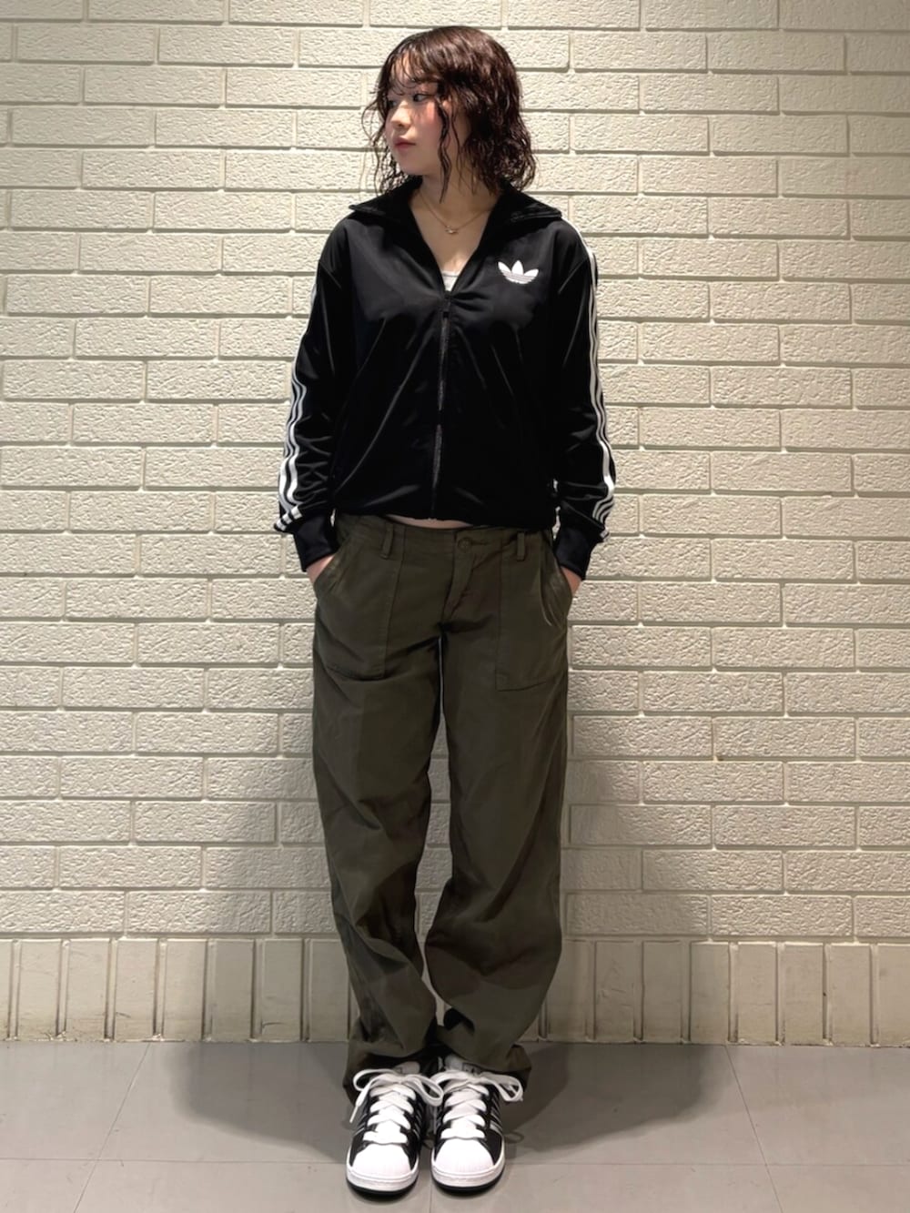 ブラック系のジャージ、ブラック系のスニーカーを着用したレディースの夏コーディネートの3枚目の写真