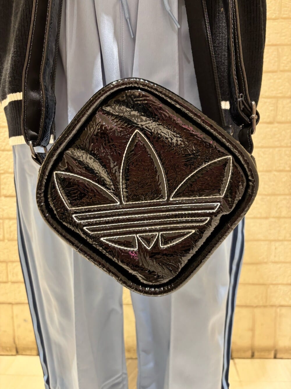 ホワイト系のTシャツ/カットソー、ブラック系のカーディガン/ボレロ、ブルー系のスウェットパンツを着用したレディースの冬コーディネートの3枚目の写真