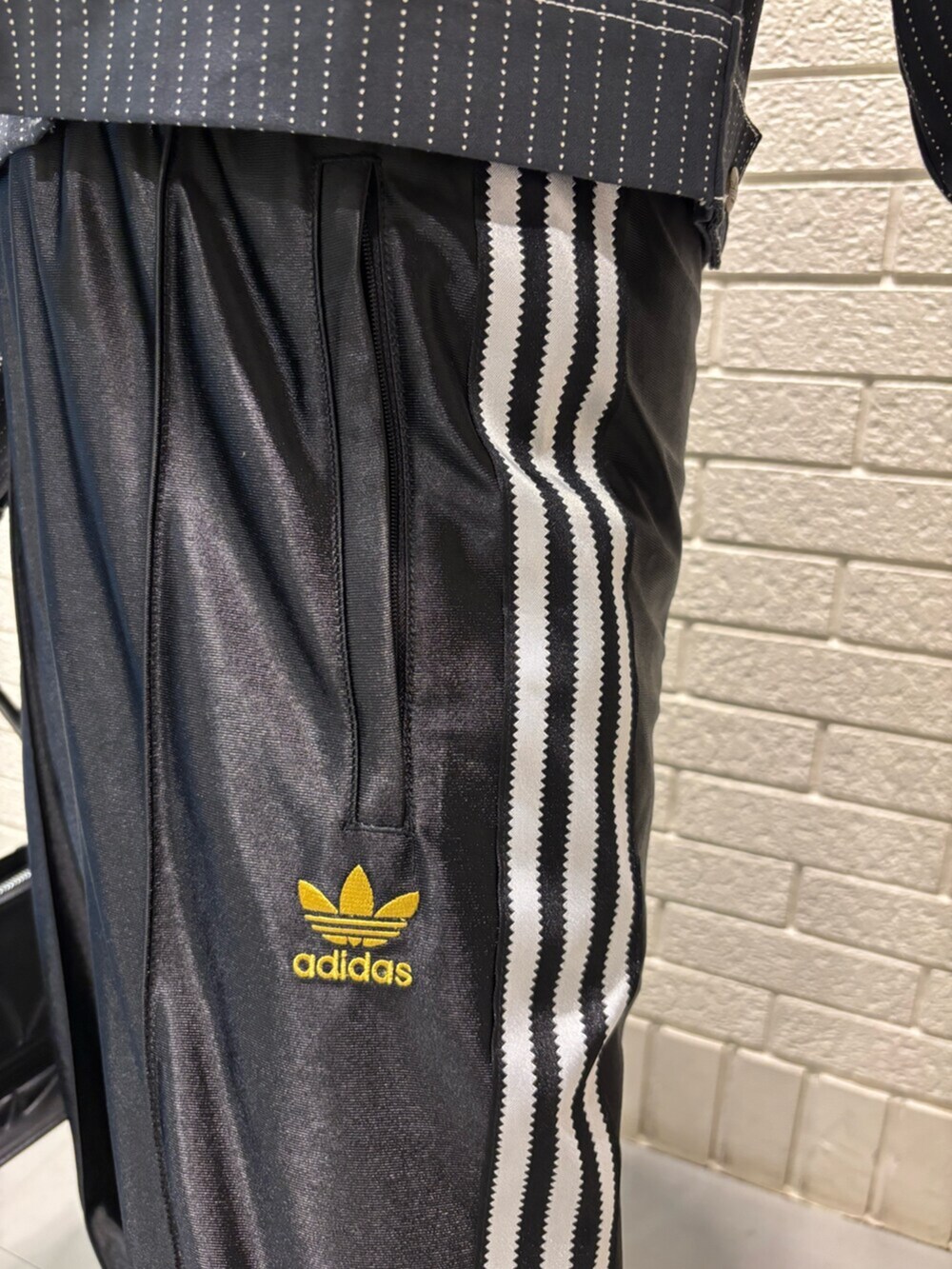 ブラック系のその他パンツ、ブラック系のスニーカー、ブラック系のショルダーバッグを着用したレディースの春コーディネートの3枚目の写真