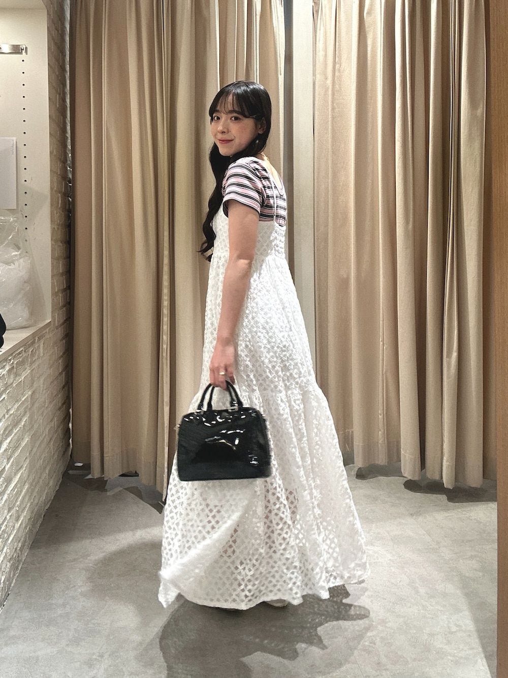 ホワイト系のワンピース、ピンク系のTシャツ/カットソーを着用したレディースの夏コーディネートの2枚目の写真