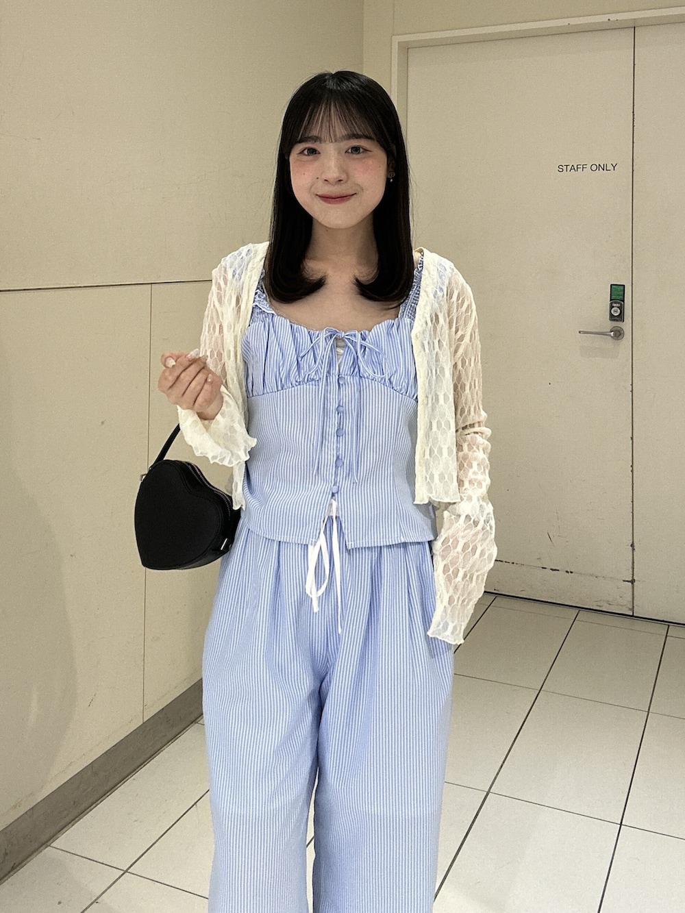 ブルー系のシャツ/ブラウス、ホワイト系のTシャツ/カットソー、ブルー系のその他パンツを着用したレディースの春コーディネートの4枚目の写真