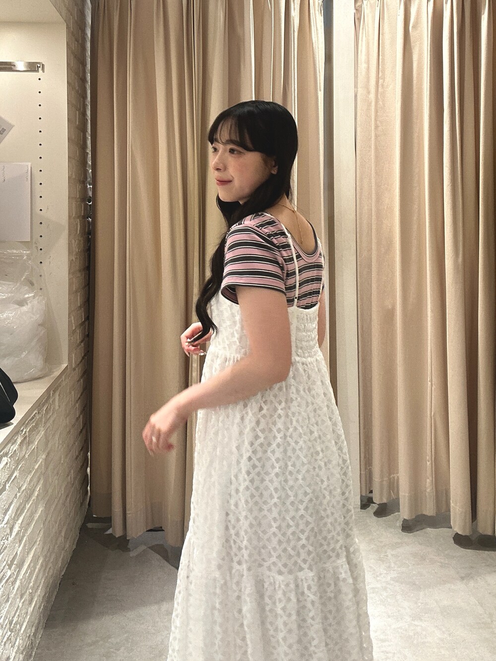 ホワイト系のワンピース、ピンク系のTシャツ/カットソーを着用したレディースの夏コーディネートの5枚目の写真