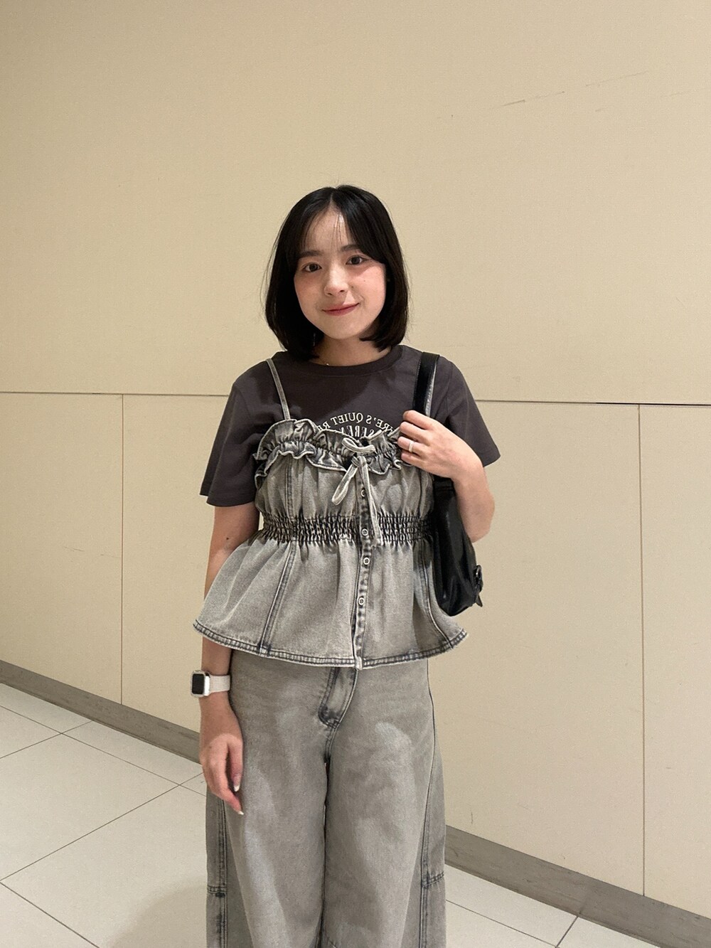 グレー系のシャツ/ブラウス、グレー系のデニムパンツ、ブラック系のTシャツ/カットソーを着用したレディースの秋コーディネートの4枚目の写真