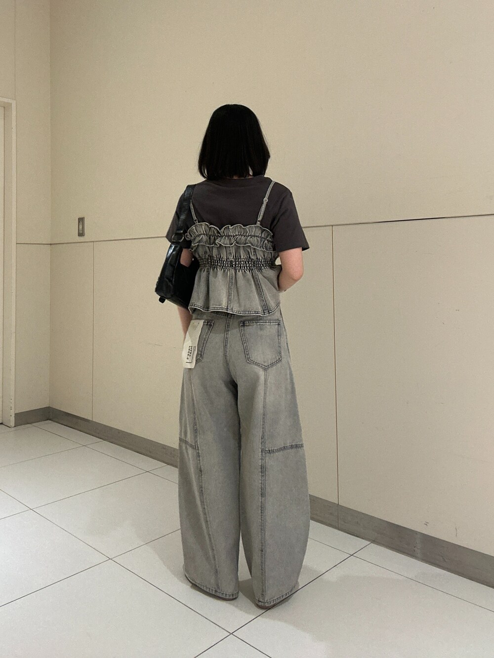 グレー系のシャツ/ブラウス、グレー系のデニムパンツ、ブラック系のTシャツ/カットソーを着用したレディースの秋コーディネートの3枚目の写真